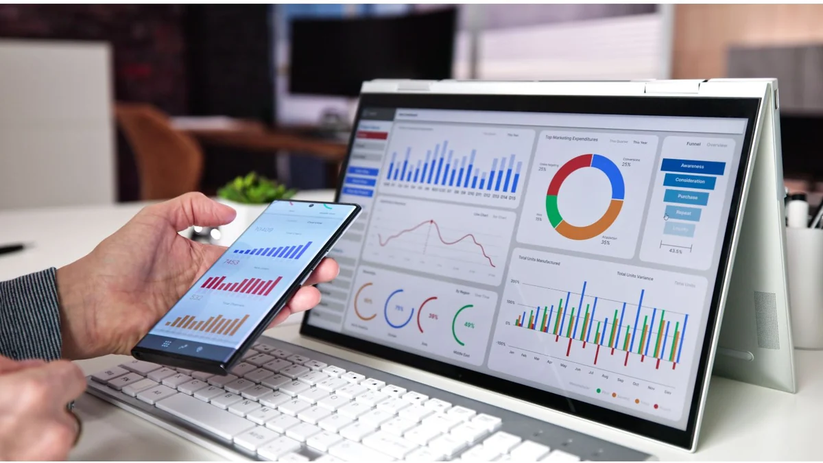 Paneles de datos en una computadora y un teléfono inteligente