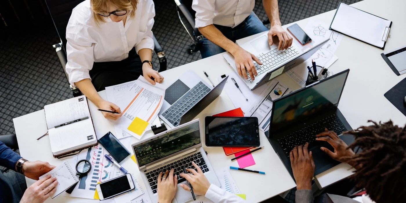 Equipo multidisciplinario trabajando con datos, reportes y herramientas digitales