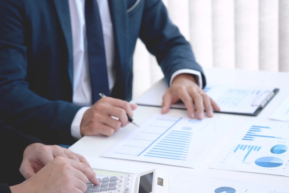 Profesionales revisando indicadores y reportes para construir un plan aplicable